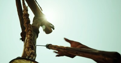 नई दिल्ली. ब्लॉकबस्टर फिल्म 'पुष्पा' को आज रिलीज हुए चार साल पूरे हो गए हैं. यह फिल्म 17 दिसंबर 2021 को सिनेमाघरों में रिलीज हुई थी. 'पुष्पा' दर्शकों की पसंदीदा फिल्म बन गई थी. फिल्म का क्रेज इतना ज्यादा था कि दर्शक इसे देखने के लिए दो या तीन बार सिनेमाघरों में जा रहे थे.