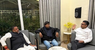 उपेंद्र कुशवाहा की पार्टी आरएलएम के विधायकों रामेश्वर महतो, माधव आनंद समेत, आलोक सिंह की तस्वीरें एक बार फिर से सामने आई हैं. 