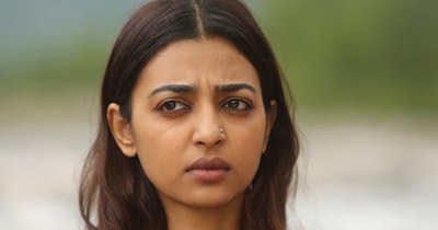 नई दिल्ली: सिनेमा में कई एक्ट्रेसेज कास्टिंग काउच और फिल्ममेकर्स की नाजायज डिमांड का शिकार बन चुकी हैं. राधिका आप्टे भी उनसे जुदा नहीं हैं, जो फिल्म 'धुरंधर' पर अपने बयान की वजह से लोगों के निशाने पर हैं. उन्होंने विवाद के बीच उन साउथ फिल्ममेकर्स पर भड़ास निकाली है जो काम के दौरान उनसे अजीब डिमांड करते थे. उन्हें पुराने दिनों को याद करके रोना आता है. 