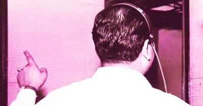 नई दिल्ली. आज की दौर में जब एक सिंगर उभरता है, तो दूसरा इंडस्ट्री से गायब होने लगता है, लेकिन मोहम्मद रफी एक ऐसे गायक थे जिन्होंने अपनी शानदार आवाज से बॉलीवुड में 50 से लेकर 70 के दशक तक राज किया. इस दौरान उन्होंने एक से बढ़कर एक गाने गाए, जिनमें से कुछ गाने तो आज भी लोगों के बीच काफी मशहूर हैं. रफी साहब द्वारा गाए गए कुछ गाने जो कालजयी साबित हुए. कहा जाता है कि उनकी आवाज में एक जादुई खूबी थी जो लोगों को मोह लेती थी.