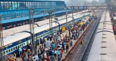 रेलवे स्‍टेशन पर यात्रियों की संख्‍या बढ़ने लगी है. 