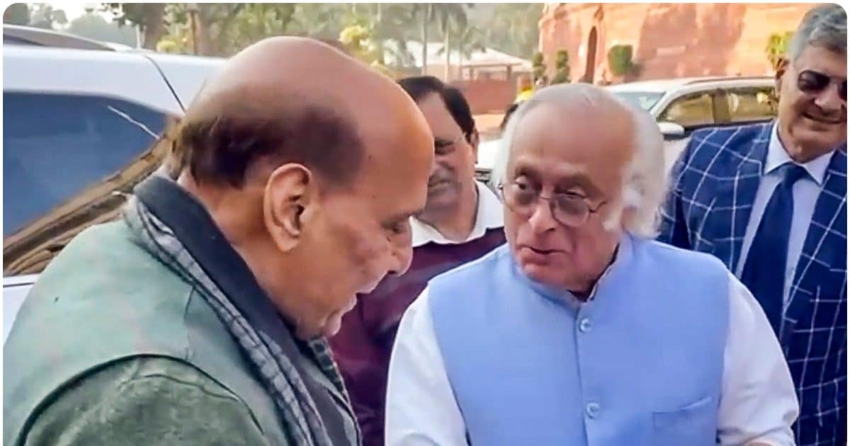 गुजराती में लिखा है पढ़‍िए; संसद में राजनाथ को रोक क्या दिखाने लगे जयराम रमेश