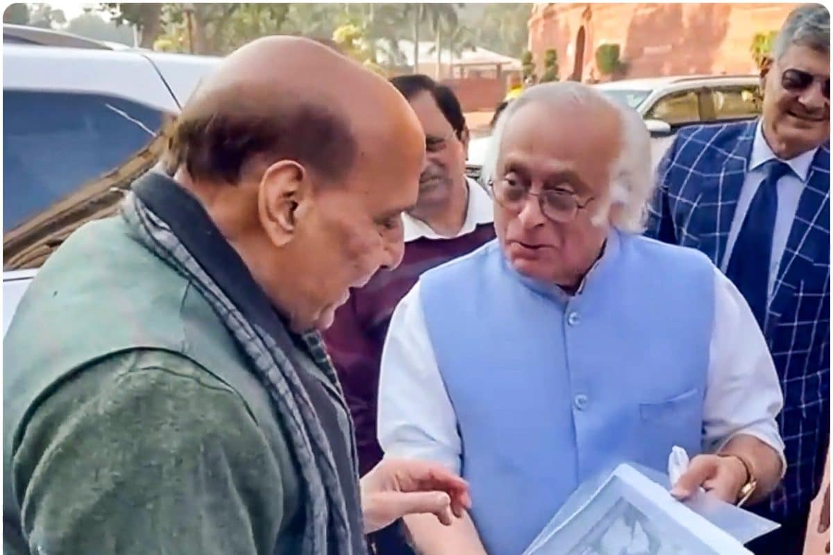 गुजराती में लिखा है पढ़‍िए संसद में राजनाथ को रोक क्या दिखाने लगे जयराम रमेश