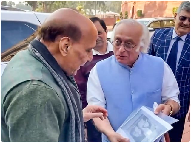 गुजराती में लिखा है पढ़‍िए; संसद में राजनाथ को रोक क्या दिखाने लगे जयराम रमेश