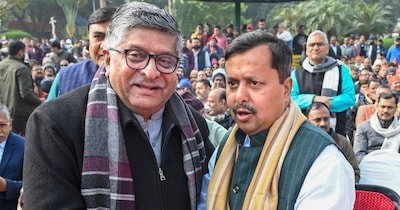 रविशंकर प्रसाद ने बड़े ही गर्मजोशी के साथ नितिन नबीन से हाथ मिलाया.