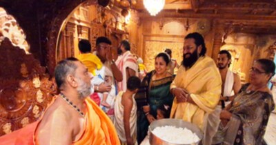 ऋषभ शेट्टी श्रीक्षेत्र मंत्रालयम में दर्शन करते हुए. (फोटो साभारः आईएएनएस)