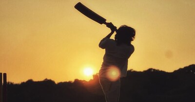 नई दिल्ली. राजनीति और सिनेमा की दुनिया अक्सर अलग-अलग राहों पर चलती दिखती हैं, लेकिन कभी-कभी दोनों का संगम ऐसी कहानी रच देता है. जो दिलचस्प होने के साथ प्रेरणादायक भी बन जाती है. एक ऐसा चेहरा, जिसके पिता देश के बड़े राज्य के मुख्यमंत्री रहे, भाई सक्रिय राजनीति में पहचान बना चुके हैं और खुद उससे भी ऊंची सियासी विरासत का दबाव कंधों पर था. चाहें तो वह भी सत्ता के गलियारों में कदम रख सकता था, लेकिन उसने अपने लिए चमकती लाइट्स और कैमरे की दुनिया चुनी. इस पूरे सफर में पिता से मिला एक जीवन मंत्र उसकी सबसे बड़ी ताकत बनी. वही सीख उसे बार-बार गिरने के बाद संभालती रही और आज वह एक ऐसे एक्टर के रूप में पहचाना जाता है, जिसने अपनी अलग पहचान खुद गढ़ी.