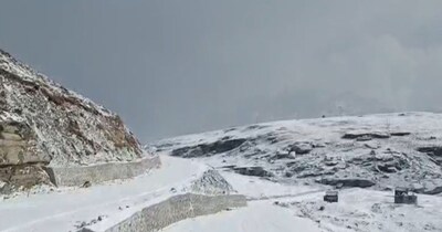 रोहतांग पास में हल्की बर्फबारी हुई है. 