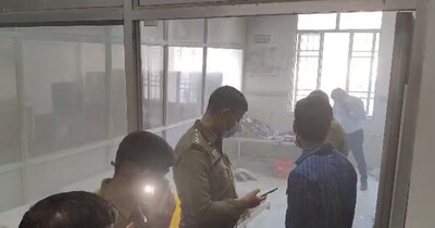 मौके पर जांच करती पुलिस. 