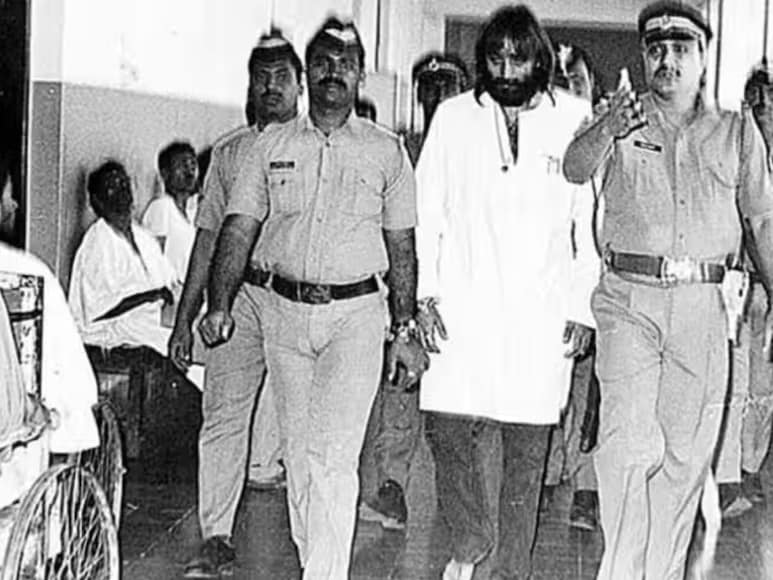 Sanjay Dutt, Sunil Dutt, Rakesh Maria, Rakesh Maria on emotional moment between Sanjay Dutt and Sunil Dutt after arrest, Sanjay Dutt arrest 1993 mumbai bomb blast, Sanjay Dutt bombay blast 1993, 1993 में मुंबई में हुए सीरियल ब्लास्ट्स, राकेश मारिया, सुनील दत्त , संजय दत्त, सीरियल ब्लास्ट्स में कैसे आया संजय दत्त का नाम, कैसे राकेश मारिया के हत्थे चढ़े संजय दत्त, कैसे संजय दत्त ने जुर्म किया कबूल Sanjay Dutt, Sunil Dutt, Rakesh Maria, Rakesh Maria on emotional moment between Sanjay Dutt and Sunil Dutt after arrest, Sanjay Dutt arrest 1993 mumbai bomb blast, Sanjay Dutt bombay blast 1993, 1993 में मुंबई में हुए सीरियल ब्लास्ट्स, राकेश मारिया, सुनील दत्त , संजय दत्त, सीरियल ब्लास्ट्स में कैसे आया संजय दत्त का नाम, कैसे राकेश मारिया के हत्थे चढ़े संजय दत्त, कैसे संजय दत्त ने जुर्म किया कबूल