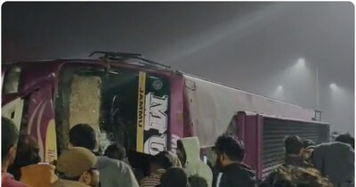 स्कूल बस बच्चों को पिकनिक से लेकर लौट रही थी.