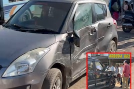 दो गुटों की भयंकर फिल्मी भिड़ंत में कारें-बाइकें चकनाचूर, लोग दुकानों में छिपे