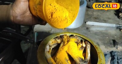  इसके बाद चूल्हे की तेज आंच पर भूनकर इसे हड्डियों के अंदर तक लोहे की रोड से सुराख किए जाते हैं ताकि अच्छी तरह पक जाए. उसके बाद दोबारा कुकर में हल्दी और मसाले डालकर घंटों तक अच्छी तरह से पकाया जाता है. आखिर में पायों से निकले रस को कुकर से निकलकर गिलास में भरकर ग्राहक को दिया जाता है. जिसे ग्राहक अपने स्वाद के अनुसार इसमें जलजीरा भी मिलाकर आनंद लेते हैं.