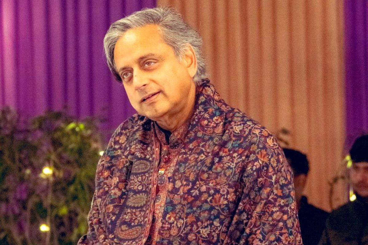 कभी बीमार कभी इंतजार अब CWC मीटिंग में दौड़ते-भागते पहुंचे शशि थरूर