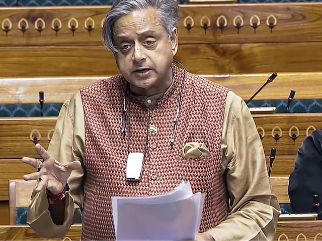 शश‍ि थरूर की कमेटी ने कर द‍िया इशारा, बांग्लादेश बन रहा दूसरा पाकिस्तान