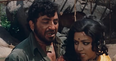 निर्देशक रमेश सिप्पी ने बाद में बताया कि इंडस्ट्री में लोग खुशी मना रहे थे. डिस्ट्रीब्यूटर, एग्जिबिटर और प्रोड्यूसर खुश थे कि उनका अंदेशा सही निकला. सबको राहत मिली कि महंगी फिल्म नहीं चली. सिप्पी के मुताबिक, कई लोगों ने खुलकर कहा, "अच्छा हुआ बड़ी फिल्म नहीं चली." हालात इतने खराब थे कि सिप्पी ने एक बार फिर क्लाइमैक्स बदलने का सोचा. फिल्म का क्लाइमैक्स तीसरी बार बदलता. लेकिन राइटर सलीम खान और जावेद अख्तर ने घबराने से इनकार कर दिया. उन्हें भरोसा था कि फिल्म को ऑडियंस जरूर मिलेगी, भले ही इसमें वक्त लगे. (यूट्यूब वीडियोग्रैब)