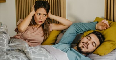 सोते समय खर्राटे क्यों आते हैं? जानिए बचाव. (Canva)