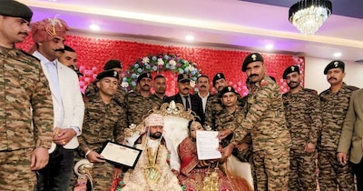 शहीद की बहन की शादी में पहुंचे फौजी.