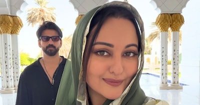 नई दिल्ली: सोनाक्षी सिन्हा और जहीर इकबाल ने 23 जून 2025 को सिविल मैरिज की थी. लोगों ने कयास लगाया कि सोनाक्षी सिन्हा को शादी के बाद धर्म बदलना पड़ेगा, लेकिन ऐसा कुछ भी नहीं हुआ. हालांकि, ट्रोल्स दोनों को बेवजह ट्रोल करते रहे, इसलिए उन्होंने अपने इंस्टाग्राम पर कमेंट्स बंद कर दिए हैं. उन्हें अभी भी लोगों की नफरत का सामना करना पड़ रहा है. सोनाक्षी सिन्हा ने अब एक चैट शो में बताया कि उन्होंने करीब तीन साल तक परिवार से जहीर इकबाल संग अपने रिश्ते को छिपाए रखा. (फोटो साभार: Instagram@aslisona)