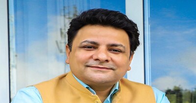 सुधीर ने कहा कि ऑल्टो का मज़ाक़ आज से बंद और बाइक का इंतज़ाम करना पड़ेगा.