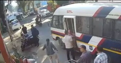 Surat: Official abuses elderly women in viral video, probe ordered.