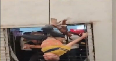 सोते-सोते 10वीं मंजिल से गिरा व्यक्ति 8वीं पर अटका, एक घंटे तक चला रेस्क्यू 