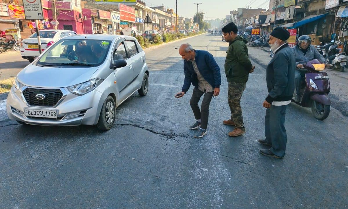 2 दिन भी टिक नहीं पाई चंडीगढ़ धर्मशाला हाईवे की नई टारिंग NHAI पर उठे सवाल