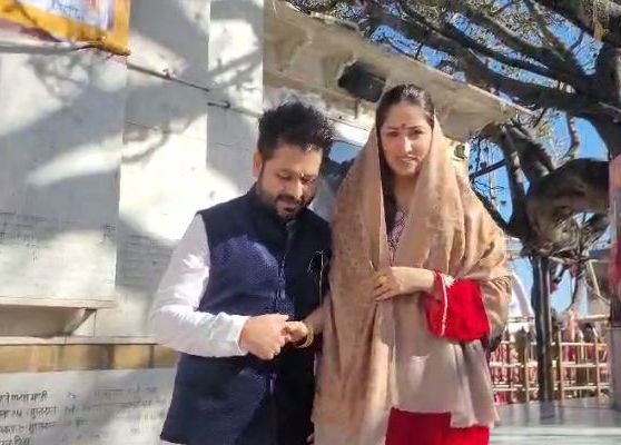 धुंरधर की सफलताः परिवार संग शक्तिपीठ नैना देवी में नतमस्तक हुए आदित्य धर