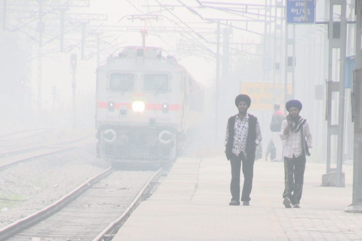 वंदे भारत 15 तो हिमाचल एक्सप्रेस 3 घंटे लेट धुंध और कोहरे का हिमाचल तक असर