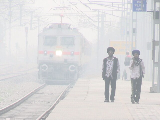 वंदे भारत 1.5 तो हिमाचल एक्सप्रेस 3 घंटे लेट, धुंध और कोहरे का हिमाचल तक असर