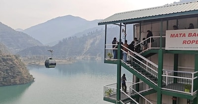 मंडी के पंडोह में रोपवे का मजा लेने पहुंचे टूरिस्ट.