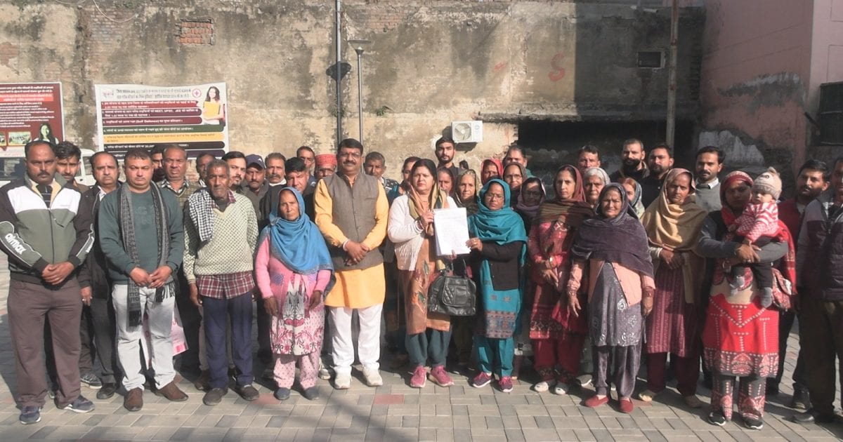 'पहले 100 मीटर दूरी थी अब 6 KM, गांव को एक पंचायत से दूसरी में डालने का विरोध