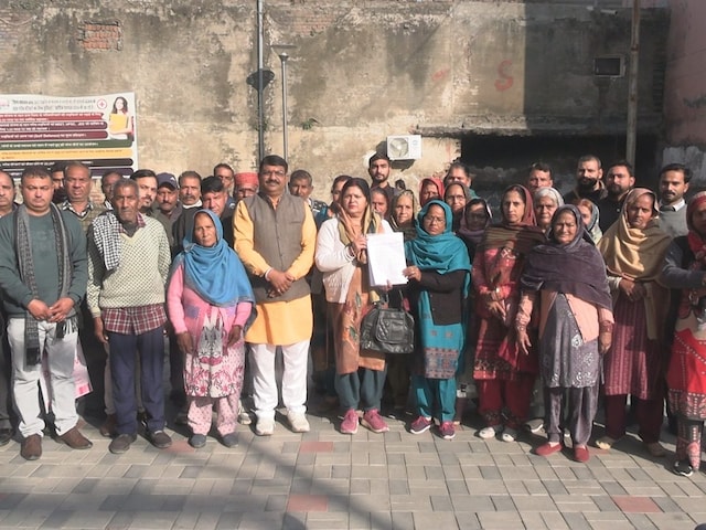 'पहले 100 मीटर दूरी थी अब 6 KM, गांव को एक पंचायत से दूसरी में डालने का विरोध