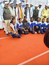 R_MP_IND_PANNC1983_RAJGARH_27DEC_SANSAD_KO_KHILADIYO NE_GHERA_RAHUL_VIJAY सांसद खेल महोत्सव में खेल नहीं, फॉर्मलिटी दिखी —  खिलाड़ियों ने सांसद को घेरा  40 मिनट का मैच 4 मिनट में! 