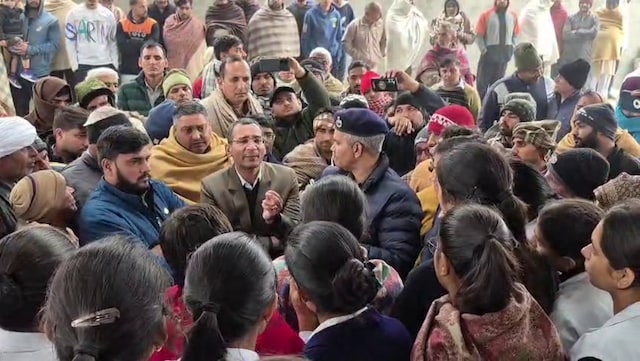 पुलिस-नर्सिंग छात्राओं में झड़प, कॉलेज प्रबंधक की गिरफ्तारी पर अड़ीं