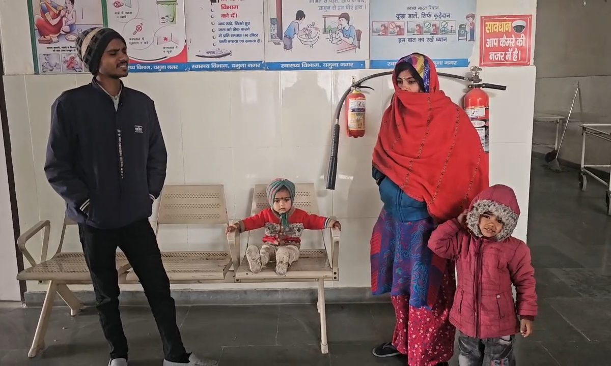 गर्भवती महिला ने अस्पताल में फर्श पर दिया बच्चे को जन्म  नहीं आए डॉक्टर