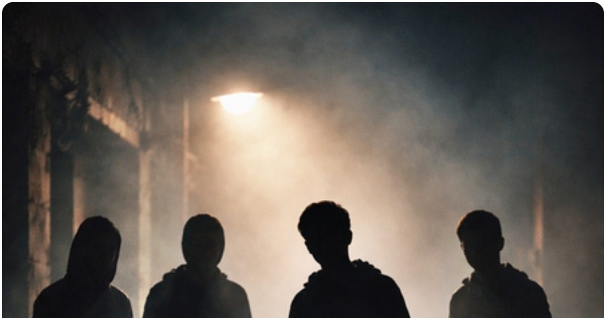 चलती ट्रेन में शख्स के गले पर हंसिया... नशे में धुत नाबालिगों का खौफनाक खेल