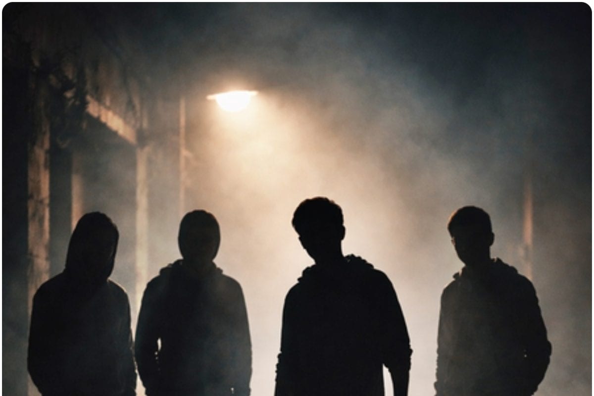 चलती ट्रेन में शख्स के गले पर हंसिया नशे में धुत नाबालिगों का खौफनाक खेल