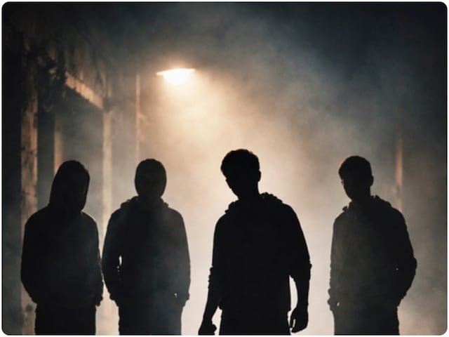 चलती ट्रेन में शख्स के गले पर हंसिया... नशे में धुत नाबालिगों का खौफनाक खेल