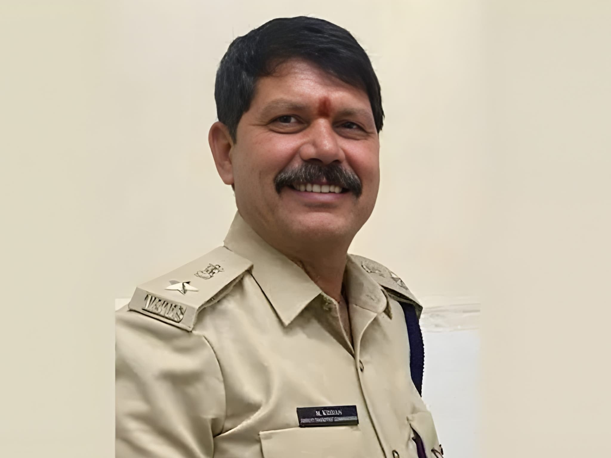 ट्रांसपोर्ट ऑफिसर या रियल एस्टेट का बादशाह 100 करोड़ के साम्राज्य का राज खुला