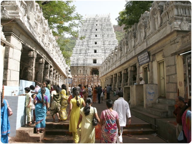 100 रुपए के पॉलिस्टर को 1400 का सिल्क बताकर बेचा 100 रुपए के पॉलिस्टर को 1400 का सिल्क बताकर बेचा