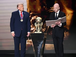 डोनाल्ड ट्रंप को फीफा ने वर्ल्ड पीस प्राइज से नावाजा है. (FIFA)