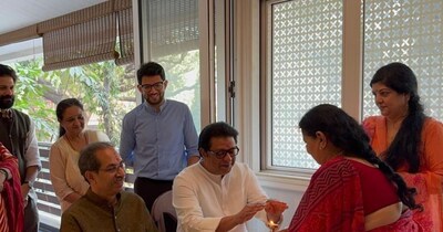 बीएमसी चुनाव के लिए उद्धव और राज ठाकरे ने हाथ मिला लिया है.