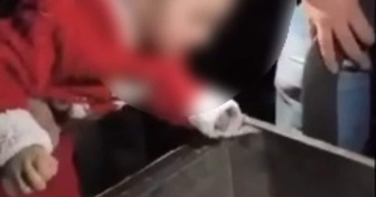 'पापा... पापा...' डेढ़ साल की वो गुड़िया और खामोश पिता, कलेजा चीर देगा ये मंजर