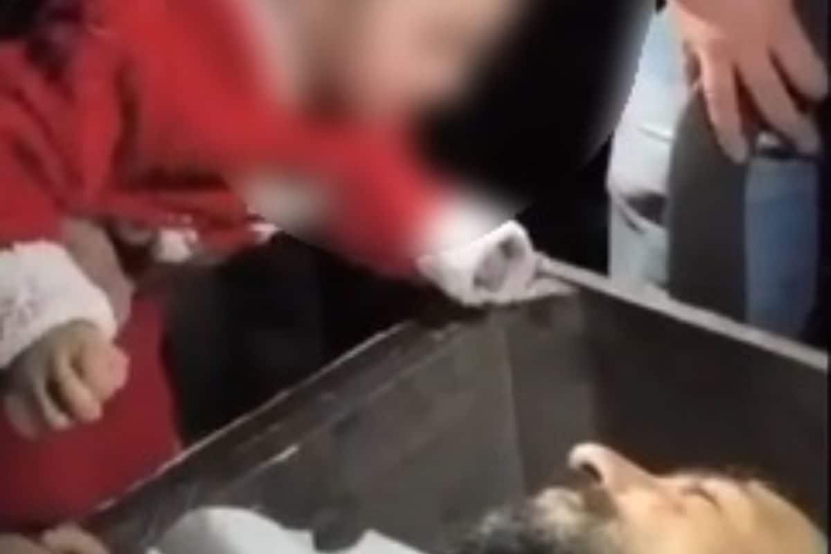 पापा पापा डेढ़ साल की वो गुड़िया और खामोश पिता कलेजा चीर देगा ये मंजर