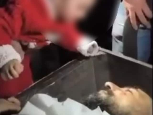 'पापा... पापा...' डेढ़ साल की वो गुड़िया और खामोश पिता, कलेजा चीर देगा ये मंजर