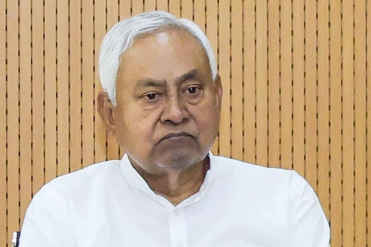 LIVE: हिजाब विवाद को लेकर सीएम नीतीश के बचाव में उतरे नेता, बताया एक्सीडेंटल