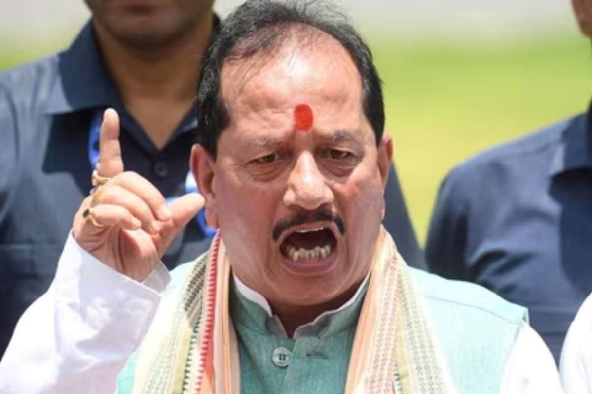 Bihar के उपमुख्यमंत्री विजय सिन्हा राज्यपाल से मुलाकात के बाद राजभवन से रवाना हुए। 2 Vijay Sinha suspends corrupt revenue employee in Muzaffarpur