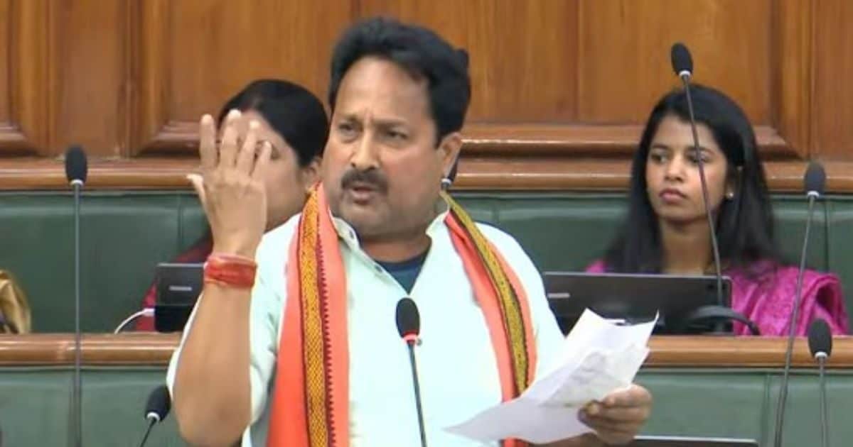 पीछे बैठी थीं मैथिली ठाकुर तभी शपथ लेते समय ही सदन में गाने लगे विनय बिहारी !