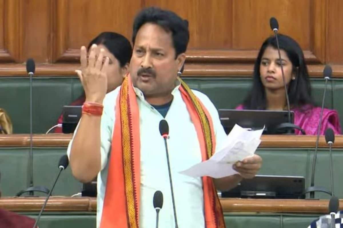 पीछे बैठी थीं मैथिली ठाकुर तभी शपथ लेते समय ही सदन में गाने लगे विनय बिहारी !